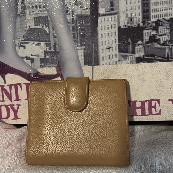 CHANEL CC Logo cream Caviar Skin Bifold Wallet - Picture 3 of 11